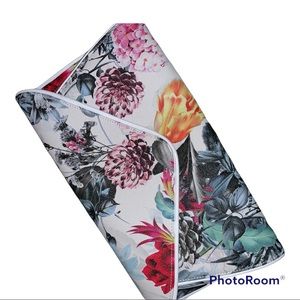 Brand New Floral Clutch handbag💥 Tags attached. Chain attached. 100% Polyester.